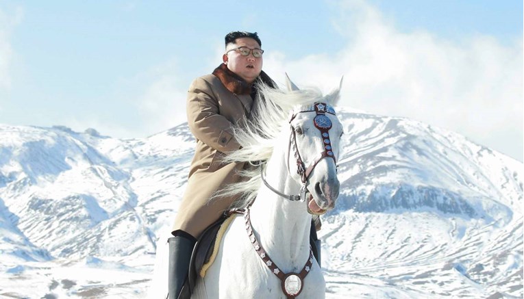 Kim Jong-un zajahao bijelog konja na svetoj planini, poslao skrivenu poruku